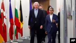 Michel Barnier, chef de la task force de la Commission européenne sur les relations avec le Royaume-Uni, à gauche, avec le maire de Londres, Sadiq Khan, avant une réunion au siège de l'UE à Bruxelles, le mardi 18 février 2020. (Francois Lenoir, Pool Photo via AP)