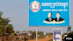 CPP and CRNP party banners in Kdol Senchey commune of Teuk Phos district, Kampong Cham, Cambodia. (Sun Narin/VOA Khmer)