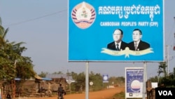 CPP and CRNP party banners in Kdol Senchey commune of Teuk Phos district, Kampong Cham, Cambodia. (Sun Narin/VOA Khmer)