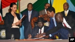 FILE - South Sudan President Salva Kiir, seated, signs a peace deal as Kenya’s President Uhuru Kenyatta, center-left, Ethiopia’s Prime Minister Hailemariam Desalegn, center-right, and Uganda’s President Yoweri Museveni, right, look on in Juba, South Sudan, Aug. 26, 2015. President Salva Kiir and his former vice president and rebel leader Riek Machar failed to form a unity transitional government on Jan. 23, 2016.
