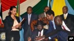 South Sudan President Salva Kiir, seated, signs a peace deal as Kenya’s President Uhuru Kenyatta, center-left, Ethiopia’s Prime Minister Hailemariam Desalegn, center-right, and Uganda’s President Yoweri Museveni, right, look on in Juba, South Sudan, Aug. 26, 2015. Rebel leader Riek Machar signed the deal nine days earlier. 