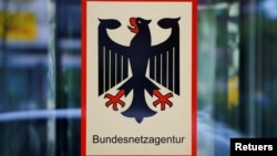 На фото: Логотип агентства Bundesnetzagentur в штаб-квартирі Управління Німеччини з регулювання електроенергетики, газу, телекомунікацій, пошти і залізничного ринку