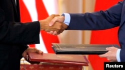 TT Mỹ Barack Obama và TT Nga Dmitry Medvedev bắt tay khi trao đổi Hiệp ước Cắt giảm Vũ khí Chiến lược mới (New START Treaty) vừa ký kết vào ngày 8/4/2010 tại Lâu đài Praha, Công hòa Czech. REUTERS/Petr Josek (CZECH REPUBLIC - Tags: POLITICS MILITARY)