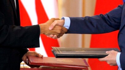 Tổng thống Mỹ Barack Obama và Tổng thống Nga Dmitry Medvedev bắt tay trao đổi hiệp ước START Mới, tại Prague, Cộng hòa Czech, ngày 8/4/2010.