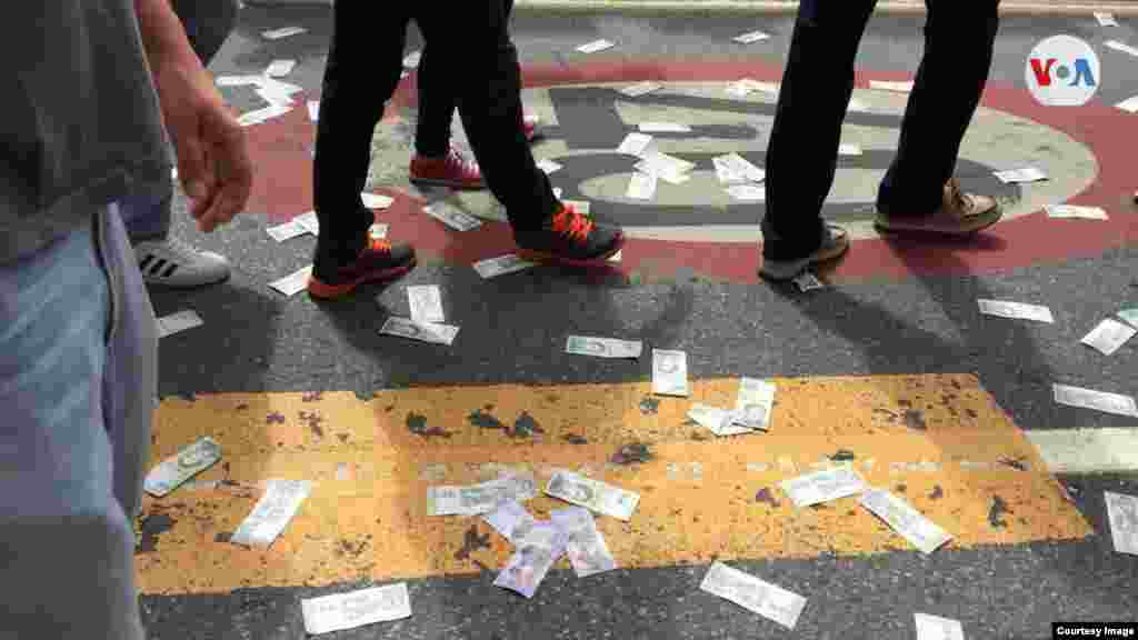 Bolívares son tirados en el piso durante protesta en Caracas, Venezuela, el miércoles.&nbsp;