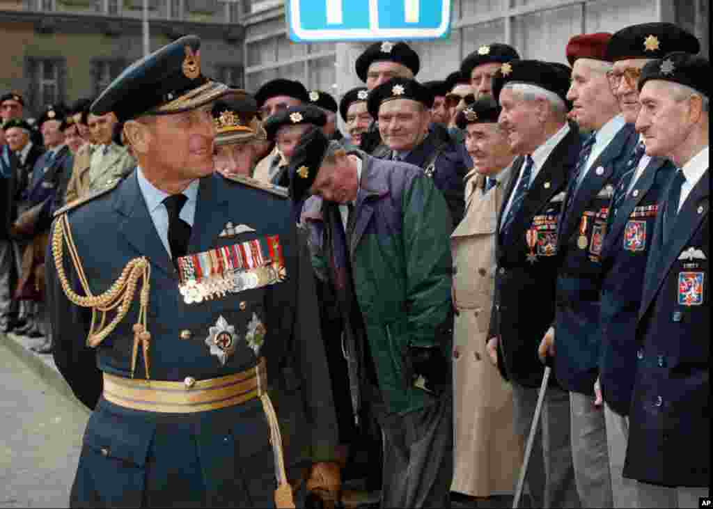 Britain&#39;s Prince Philip walks past Czech army veterans who fought for Great Britain during Word War II after he laid a wreath at the Memorial of Czech pilots in Prague, March 29, 1996.