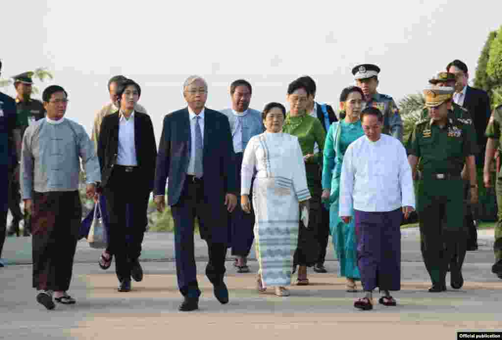သမၼတဦးထင္ေက်ာ္နဲ႔ ဇနီး ေဒၚစုစုလြင္၊ ႏုိင္္ငံေတာ္ အတိုုင္ပင္ခံပုဂၢိဳလ္ ေဒၚေအာင္ဆန္းစုၾကည္တို႔ကို ဒုတိယ သမၼတႏွစ္ဦး၊ တပ္မေတာ္ ကာကြယ္ေရးဦးစီးခ်ဳပ္ ဗိုလ္ခ်ဳပ္မွဴးႀကီး မင္းေအာင္လိႈင္တို႔ က ေနျပည္ေတာ္ေလဆိပ္ မွာ လိုက္ပို႔ၾကစဥ္။ (သမၼတ႐ံုး)