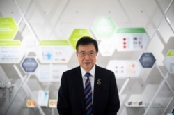 Takatoshi Ishikawa, wakil presiden eksekutif FUJIFILM Holdings Corp., berpose untuk foto setelah wawancara dengan The Associated Press di kantor perusahaan di Tokyo pada 11 Juni 2021. (Foto: AP/Hiro Komae)