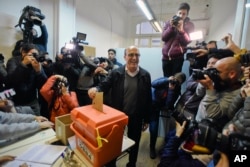 El candidato presidencial Daniel Martinez, del gobernante Frente Amplio emite su voto las elecciones primarias en Montevideo, Uruguay, el domingo, 30 de junio de 2019.