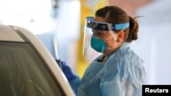 Медсестра у штаті Вашингтон працює у мобільній лабораторії, де тестують на коронавірус