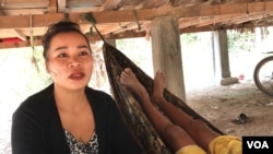 អ្នកស្រី ​យន់​ ពី​ ភរិយារបស់​លោក​ទុយ​ ក្តុង​ អង្គុយលើអង្រឹង​ក្រោម​ផ្ទះគាត់​នៅសង្កាត់​គោក​ចក​ ក្រុងសៀមរាប​ ថ្ងៃទី​១៦ ខែមីនា​ ឆ្នាំ​ ២០២០។​ (ហ៊ុល រស្មី/VOA Khmer)