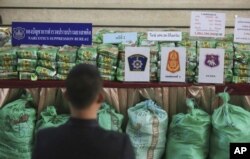 Wartawan mengamati paket-paket metamfetamin di atas meja selama konferensi pers di Biro Penindasan Narkotika Bangkok, Thailand, 15 Juli 2019.(Foto AP)