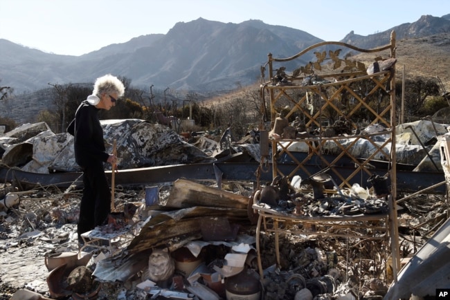 Un parque de casas móviles fue devastado por el fuego en Seminole Springs en Agoura Hills, California.