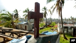 Sebuah bangunan gereja dan kawasan permukiman yang rusak setelah dilanda Topan Idai di kota Beira, Mozambik (27/3). 