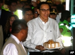 Martin Vizcarra es recibido con una torta de cumpleaños en el aeropuerto de Lima.