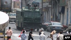 Demonstranti gadjaju kamenicama vozilo policije tokom sukoba u Taizu, 19. septembar 2011.