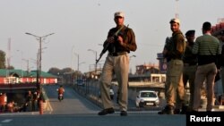 Pasukan India melakukan pengamanan di jalanan di Srinagar, ibu kota Kashmir India (foto: dok). 