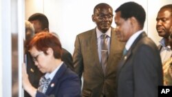 Umsekeli kamongameli uMnu. Kembo Mohadi uhamba lequla elilanda isidumbu sikmuyi uRobert Mugabe kwele Singapore.