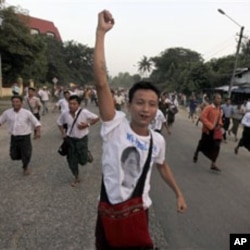 Supporters of Burma's pro-democracy leader Aung San Suu Kyi run towards her home in celebration of her release from house arrest in Rangoon, 13 Nov 2010
