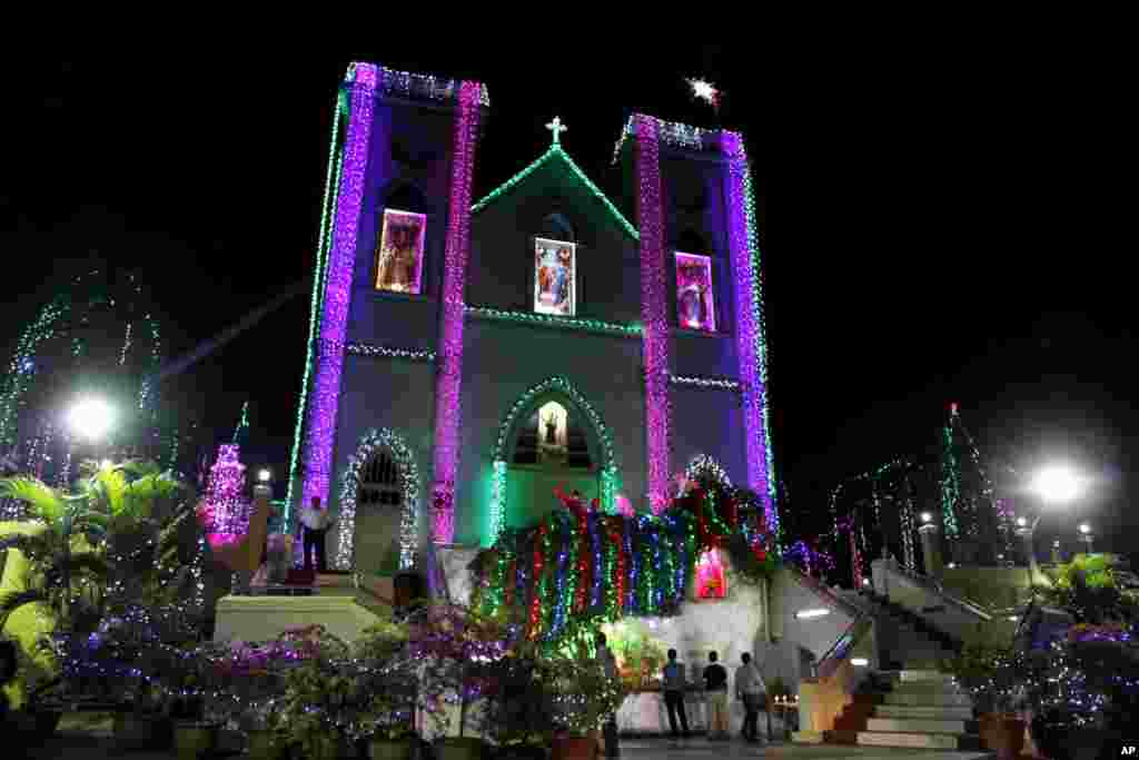 緬甸基督徒12月25日在緬甸仰光的聖安東尼天主教堂外聚集