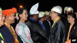 မြန်မာ့ဒီမိုကရေစီ ခေါင်းဆောင် ဒေါ်အောင်ဆန်းစုကြည်နဲ့
မြန်မာသမ္မတ ဦးသိန်းစိန် တို့ကို ပြည်ထောင်စုနေ့ အခမ်းအနားတွင် တွေ့ရစဉ်။ (ဖေဖော်ဝါရီ ၁၂၊ ၂၀၁၃)