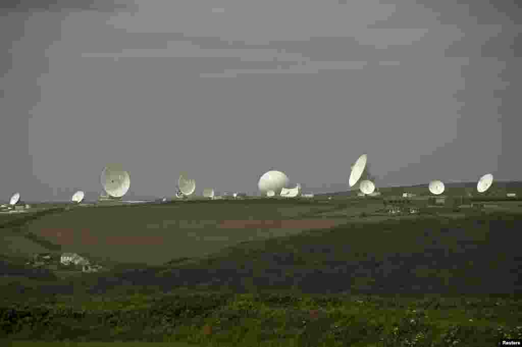 Satellite dishes are seen at Britain&#39;s spy agency GCHQ&#39;s outpost at Bude, close to where trans-Atlantic fiber-optic cables come ashore in Cornwall, southwest England, June 23, 2013. 