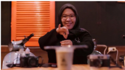 Putri Santoso, salah satu dari tiga pendiri Kopi Tuli juga merupakan teman Tuli.