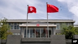 中國國旗和香港特區旗幟在港府辦公樓前飄揚。（2020年6月30日）