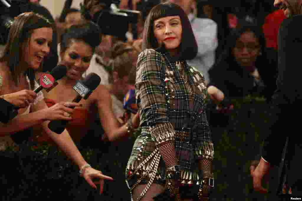 Singer Madonna arrives at the Metropolitan Museum of Art Costume Institute Benefit celebrating the opening of "PUNK: Chaos to Couture" in New York, May 6, 2013. REUTERS/Carlo Allegri (UNITED STATES - Tags: ENTERTAINMENT FASHION) - RTXZD35
