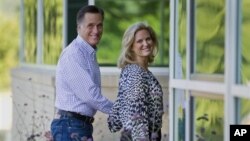 Ông Mitt Romney và vợ Ann tại Wolfeboro, New Hampshire, ngày 27/8/2012
