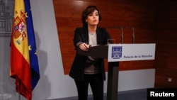 ທ່ານນາງ Soraya Saenz de Santamaria ຮອງນາຍົກ
ລັດຖະມົນຕີສະເປນກ່າວໃນກອງປະຊຸມຖະແຫລງຂ່າວ ທີ່ພະລາດຊະວັງ Moncloa ໃນນະຄອນ Madrid ຂອງ ສະເປນໃນວັນທີ 16 ຕະລາ, 2017. 