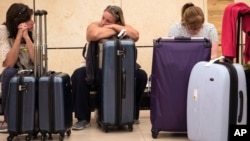 Des touristes à l'aéroport de Charm-el-Cheikh attendent d'être rapatriés, le 6 novembre 2015. (AP Photo/Vinciane Jacquet)