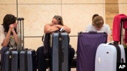 پروازوں کی منسوخی اور تاخیر کے باعث شرم الشیخ اور مصر کے دوسرے بڑے ہوائی اڈوں پر مسافروں کی قطاریں لگی ہوئی ہیں