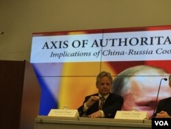 全美亞洲研究所的主席艾林斯在研討會上發言(2018年10月10日美國之音莉雅拍攝)