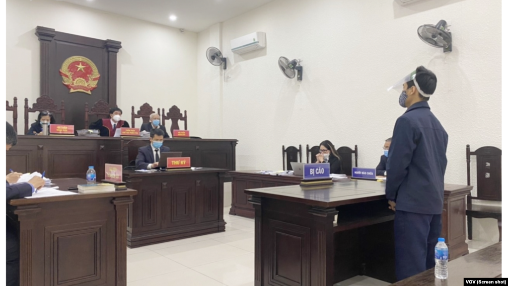 Nhà hoạt động xã hội dân sự Đặng Đình Bách, người cùng bị bắt giam với nhà báo Mai Phan Lợi hồi tháng 7 năm ngoái vì tội "trốn thuế", tại phiên toà xét xử ở Hà Nội hôm 24/1. Ông Bách bị kết án 5 năm tù.