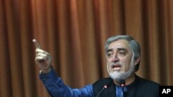 Abdullah Abdullah expliquant à la presse son rejet de l’issue de l’élection présidentielle en Afghanistan (AP)