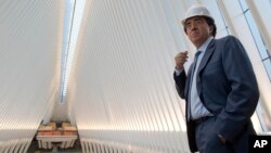 Arsitek Spanyol Santiago Calatrava di pusat transportasi dekat World Trade Center, New York (Foto: dok).