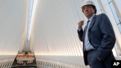 ນັກສະຖາປະນິກຄົນ ສເປນ ທ່ານ Santiago Calatrava ຢືນຖ່າຍຮູບ ໃນລະກວ່າງ ການທ່ຽວຊົມຂອງສື່ມວນຊົນ ໃນ ສູນກາງ ການຄົມມະນາຄົມ World Trade Center transportation ໃນນະຄອນ ນິວຢອກ.