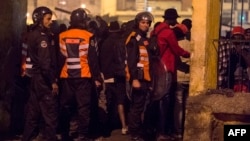 La police marocaine intervient lors d'affrontements entre jeunes Marocains et migrants subsahariens à Casablanca, le 24 novembre 2017. 