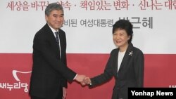 20일 새누리당 당사에서 성김 주한 미국대사를 만나 악수하는 박근혜 대통령 당선인.