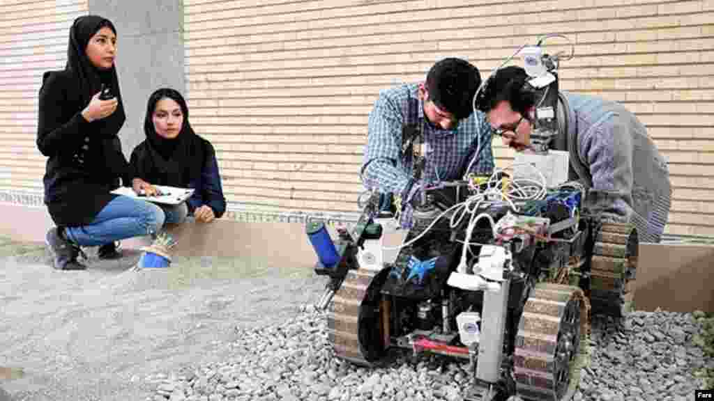  این هفته در ایران، پنجمین جشنواره رباتیک و هوش مصنوعی جام دانشگاه صنعتی امیر کبیر با حضور ۹۰ تیم در ۵ لیگ برگزار شد.دانشجویان ایرانی توانایی قابل توجهی در حوزه ربات و هوش مصنوعی دارند. عکس: علی عباس‌پور، فارس 