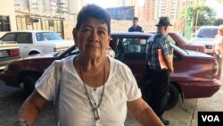 Delia Ortega, obrera venezolana en retiro, de 70 años, conversó con la Voz de América acerca de lo que significa tener que pagar en dólares en los mercados del país sumido en una profunda crisis.