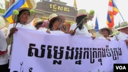 Land grabbing victims mark the 29th World Habitat Day by demanding a speedy solution to their problems. Holding a banner that reads “Voices of the Urban Poor”, they walked to the National Assembly in Phnom Penh to submit a petition to the government. (VOA / S. Heimkhemra)