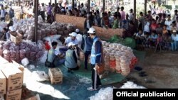 ရခိုင္ျပည္နယ္တြင္း မူဆလင္ရြာသားေတြကို စားနပ္ရိကၡာေဝဌေပးေနစဥ္။ ( သတင္းဓာတ္ပံု-ဝန္ၾကီးေဒါက္တာဝင္းျမတ္ေအး )