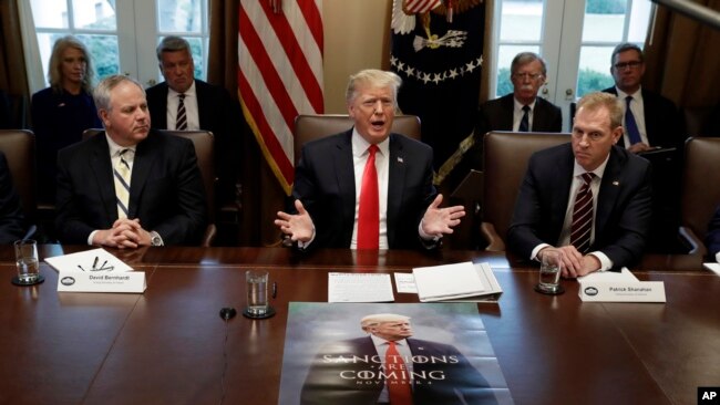 特朗普总统2019年1月2日在白宫举行内阁会议，代理国防部长沙纳汉坐在特朗普左边。