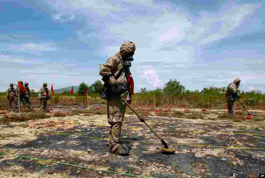 June 17: Soldiers detect Unexploded Ordnance and defoliant Agent Orange during the launch of the "environmental remediation of dioxin contamination" project, in Da Nang City, Vietnam. The U.S. and Vietnam launched the first concrete step toward cleaning u