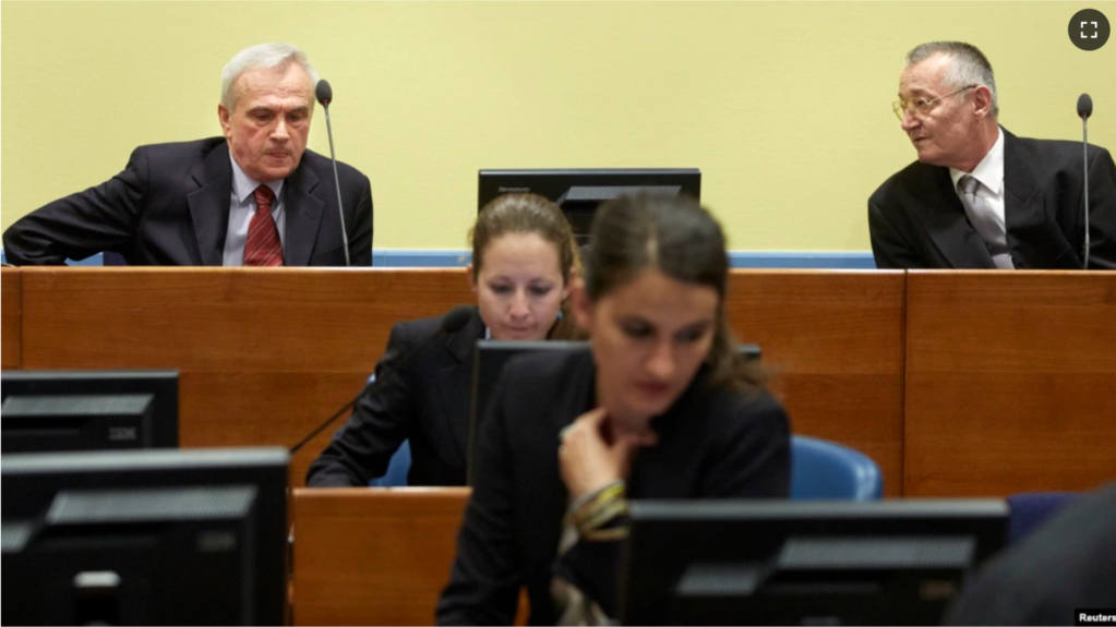 Архивный снимок с заседания Международного трибунала ООН по бывшей Югославии в Гааге, 30 мая 2013. В верхнем ряду (справа налево): бывший командующий сербским спецназом Франко Симатович и бывший начальник службы госбезопасности Сербии Йовица Станишич