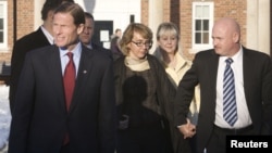 La ex congresista Gabrielle Giffords y su esposo Mark Kelly se unen con fuerza por el control de armas. El 4 de enero visitaron a los padres de las víctimas del tiroteo en una escuela en Newtown, Connecticut.