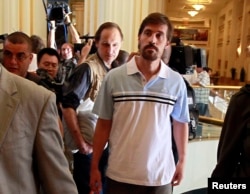 U.S. journalist James Foley (R) arrives with fellow reporter Clare Gillis (not pictured), after being released by the Libyan government, at Rixos hotel in Tripoli, May 18, 2011.