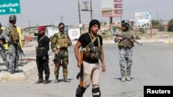 گروهی از نیروهای بسیج مردمی عراق که در کنار نیروهای امنیتی دولتی علیه پیکارجویان داعش مبارزه می کنند - آرشیو